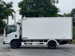 ISUZU QMR77H 1,9T-2,3T (4m4) EURO4 2023 THÙNG KÍN COMPOSITE