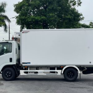 ISUZU QMR77H 1,9T-2,3T (4m4) EURO4 2023 THÙNG KÍN COMPOSITE