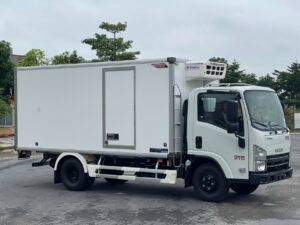 ISUZU QMR77H 1,9T-2,3T (4m4) EURO4 2023 THÙNG KÍN COMPOSITE