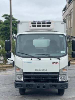 ISUZU QMR77H 1,9T-2,3T (4m4) EURO4 2023 THÙNG KÍN COMPOSITE