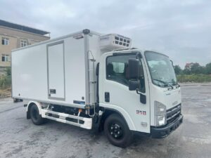 ISUZU QMR77H 1,9T-2,3T (4m4) EURO4 2023 THÙNG KÍN COMPOSITE