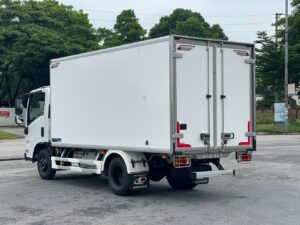 ISUZU QMR77H 1,9T-2,3T (4m4) EURO4 2023 THÙNG KÍN COMPOSITE