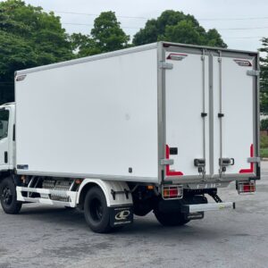 ISUZU QMR77H 1,9T-2,3T (4m4) EURO4 2023 THÙNG KÍN COMPOSITE