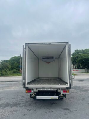 ISUZU QMR77H 1,9T-2,3T (4m4) EURO4 2023 THÙNG KÍN COMPOSITE